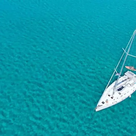 Zaba Sailing Úszó hotel